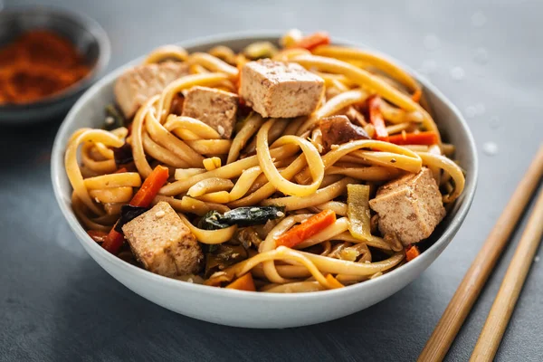 Saboroso Macarrão Asiático Com Queijo Tofu Legumes Pratos — Fotografia de Stock