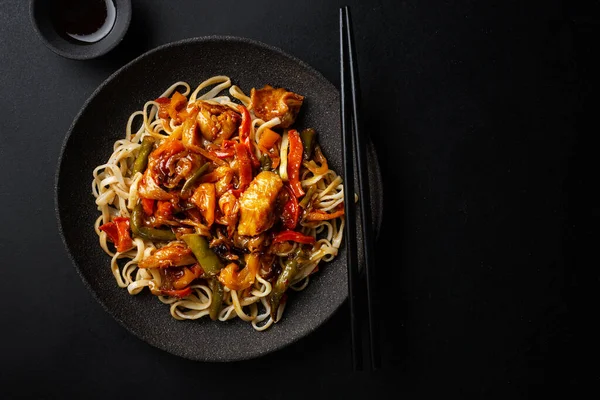Smaklig Asiatisk Nudlar Med Grönsaker Och Sås Tallriken Mörk Bakgrund — Stockfoto
