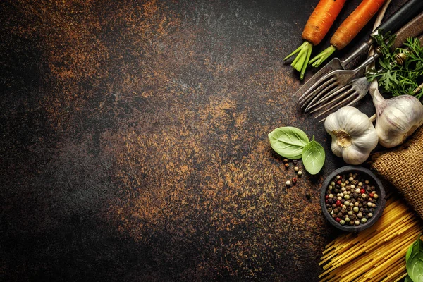 Lebensmittel Hintergrund Italienische Küche Zutaten Auf Dunkelbraunem Hintergrund Kochkonzept Kochhintergrund — Stockfoto