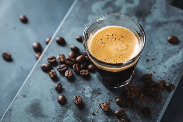Nahaufnahme Von Klassischem Frischem Espresso Auf Dunklem Hintergrund — Stockfoto