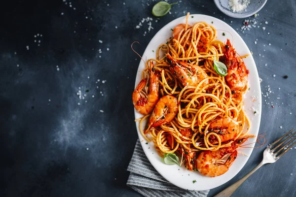 Pasta Spaghetti Mit Garnelen Und Tomatensauce Auf Teller Auf Dunklem — Stockfoto