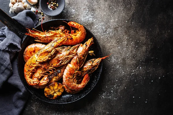 Roasted Shrimps Spices Garlic Served Pan Dark Background — Stock Photo, Image