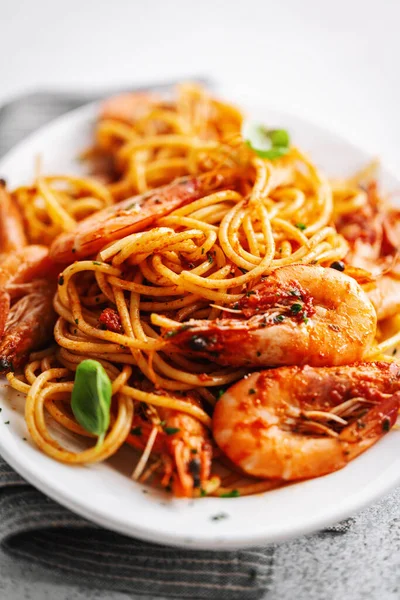 Pasta Spaghetti Mit Garnelen Und Tomatensauce Auf Teller Auf Hellem — Stockfoto