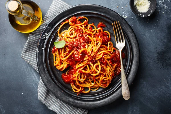 Sabrosa Pasta Espaguetis Con Salsa Tomate Servido Plato Sobre Fondo — Foto de Stock