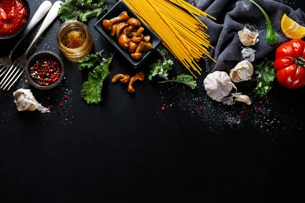 Fondo Alimenticio Con Ingredientes Para Cocinar Mesa Oscura Cocina Italiana —  Fotos de Stock