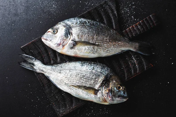 채소와 생선을 곁들인 식생활 어두운 — 스톡 사진