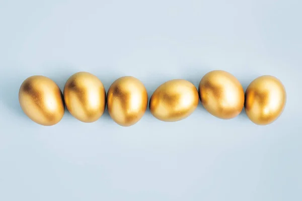 Золотые Яйца Пастельном Фоне Плоский Лежал Пасха Финансовая Концепция — стоковое фото