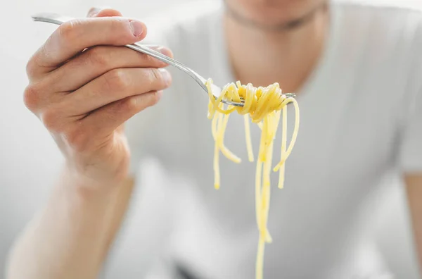 Giovane Che Mangia Spaghetti Gustosi Primo Piano — Foto Stock