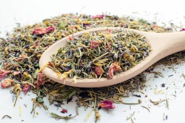 büyük tahta kaşık kuru dağ bitkisel çay