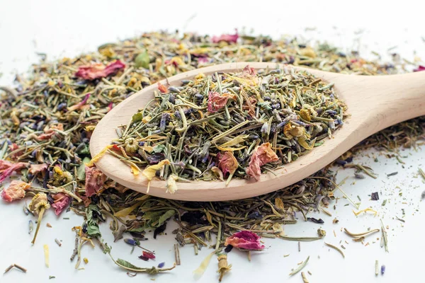 büyük tahta kaşık kuru dağ bitkisel çay