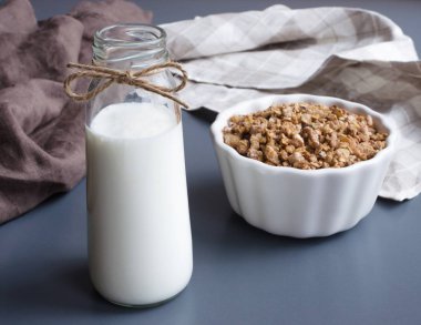 Yunan yoğurt içki ve müsli kahvaltıda keten peçete ile gri tablo arka planı