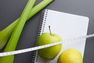 boş defter ile elma ve kereviz