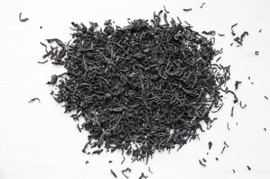 Yığın kuru siyah çay yaprakları