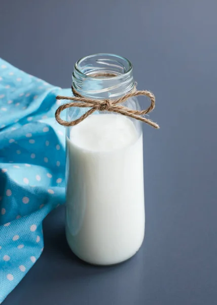 Glasflasche Trinkjoghurt Hausgemachter Und Traditioneller Grauer Tischhintergrund Mit Blauer Leinenserviette — Stockfoto