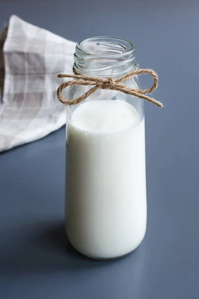 Małe Szklane Butelki Napój Grecki Jogurt Domowe Tradycyjne Szary Tabela — Zdjęcie stockowe