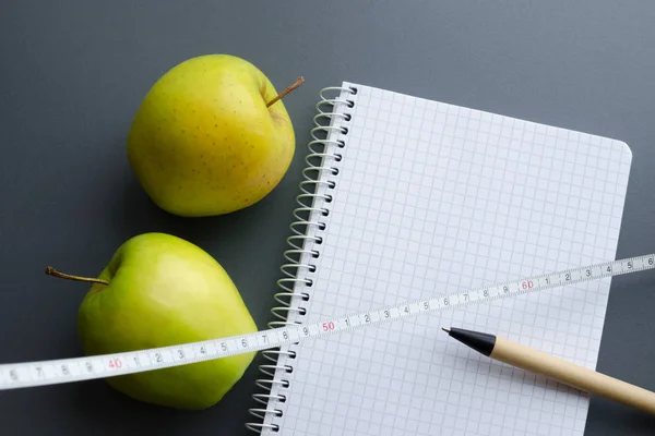 Apples with blank notepad and pen Royalty Free Stock Photos