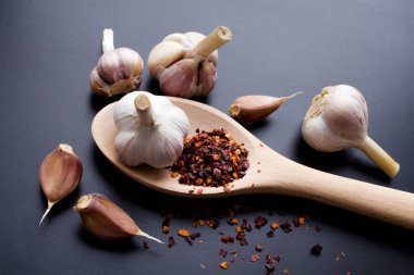 sınıfta biber sarımsak başları baharat pul