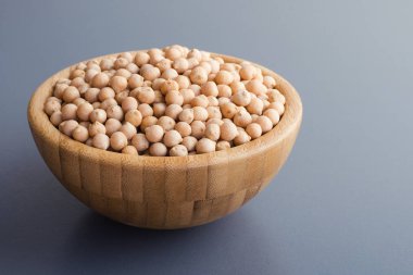 bir ahşap kase kuru çiğ nohut