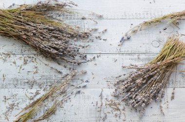 doğal lavanta çiçekleri gri ahşap arka plan üzerinde kuru