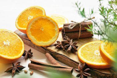 portakal anisestars, tarçın ve ardıç şube