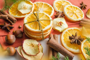 kurutulmuş portakal ve elma, anason yıldız, fındık fındık, tarçın ve ardıç