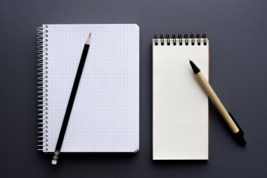 boş not defteri ve defter kalem ve kalem ile
