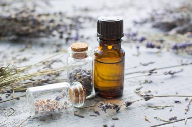 Lavanta esansiyel yağı lavanta ahşap arka plan üzerinde ile