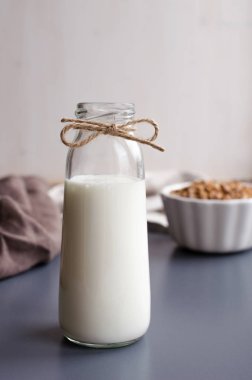 Ev yapımı içki yoğurt ve müsli kahvaltı