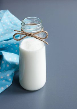 Ev yapımı içki yoğurt ile şişe