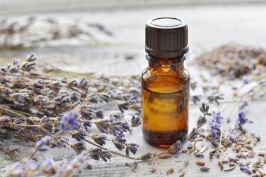 Lavanta esansiyel yağı lavanta ahşap arka plan üzerinde ile
