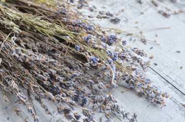 ahşap arka plan üzerinde doğal lavanta Kuru