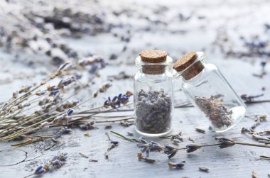 ahşap arka plan üzerinde kuru lavanta çiçekleri ve tomurcukları