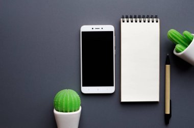 boş not defteri smartphone üstünde gri ofis okul sırası ile