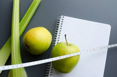 boş defter ile elma ve kereviz