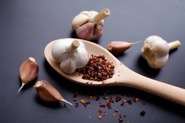 biber sarımsak başları baharat pul