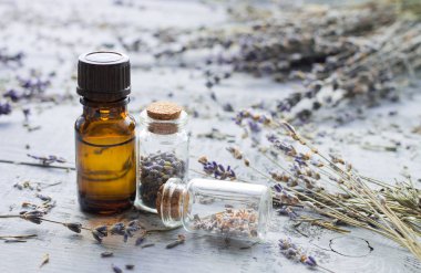 Lavanta esansiyel yağı lavanta ahşap arka plan üzerinde ile