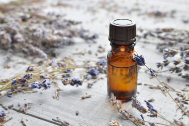 Lavanta esansiyel yağı lavanta ahşap arka plan üzerinde ile