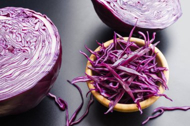 Doğranmış kırmızı lahana salatası