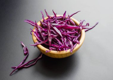 ahşap kase kıyılmış kırmızı lahana salatası