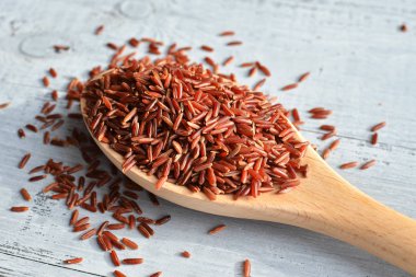 tahta kaşık ahşap arka plan üzerinde kırmızı pirinç