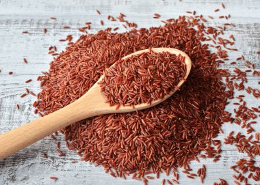 tahta kaşık ahşap arka plan, üstten görünüm üzerinde kırmızı pişmemiş pirinç