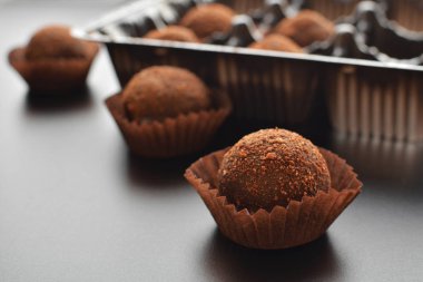 siyah darkmood arka plan üzerinde çikolata tatlı pralin