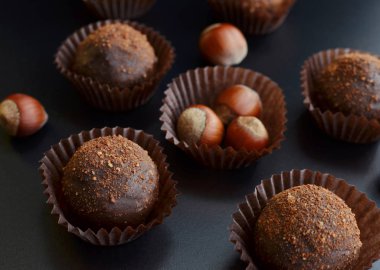 siyah arka plan üzerine fındık ile çikolata petit fours