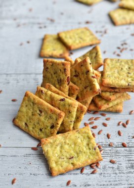 Kuru İtalyan ekmeği aperatif kazık keten tohumu ve baharat ahşap arka plan üzerinde