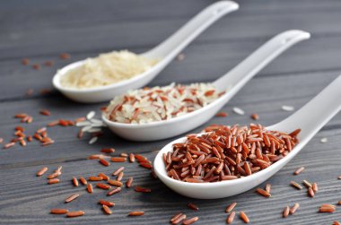 Karanlık Resepsiyon arka plan üzerinde Seramik kaşık karışık organik çiğ pirinç