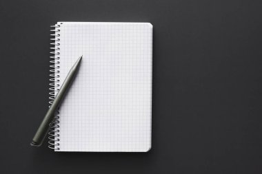 boş beyaz defter kalem üzerinde gri masaüstü ile