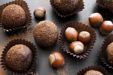 fındık ile küçük çikolata petit fours