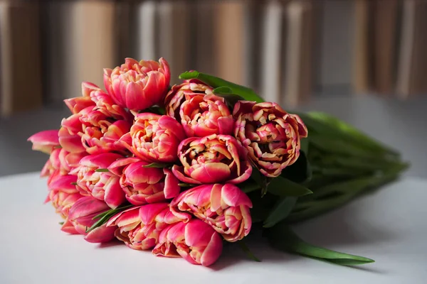 Frühlingsstrauß aus schönen rosa Tulpenblumen — Stockfoto