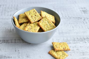 ahşap arka plan üzerinde kase İtalyan ekmek