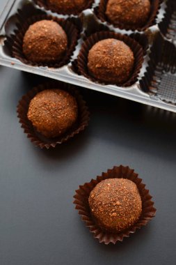 çikolata petit fours siyah arka plan üzerinde. Üstten Görünüm.
